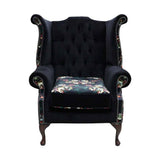 Virágmintás és fekete színű bársonnyal kárpitozott Chesterfield fotel.