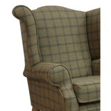 Khaki zöld színű kockás gyapjúszövettel kárpitozott Chesterfield fotel lábtartóval.