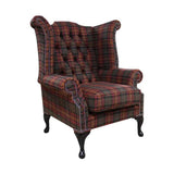 Klasszikus Chesterfield stílusú, magas háttámlájú, mély gombos díszítésű szárnyas fotel keményfa lábbakkal, skót kockás mintájú exkluzív minőségű gyapjúszövettel kárpitozva.