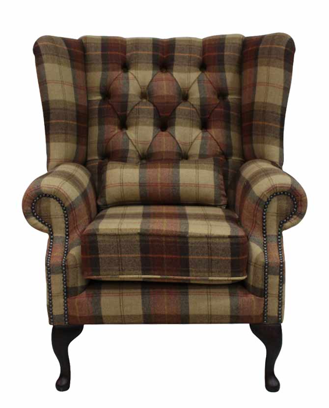 Chesterfield stílusú, magas háttámlájú, mély gombos díszítésű szárnyas fotel keményfa lábbakkal, angol kockás mintájú exkluzív minőségű gyapjúszövettel kárpitozva.