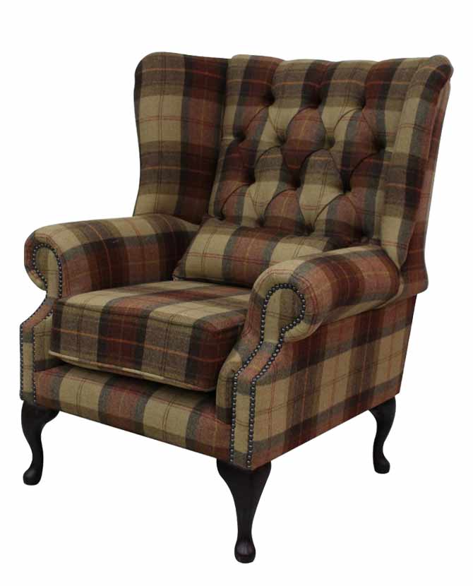 Chesterfield stílusú, magas háttámlájú, mély gombos díszítésű szárnyas fotel keményfa lábbakkal, angol kockás mintájú exkluzív minőségű gyapjúszövettel kárpitozva.