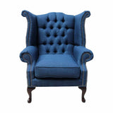 Kék színű vászon szövettel kárpitozott Chesterfield szárnyas fotel.