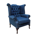 Kék színű vászon szövettel kárpitozott Chesterfield szárnyas fotel.