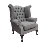 Palaszürke színű vászonnal kárpitozott Chesterfield fotel.