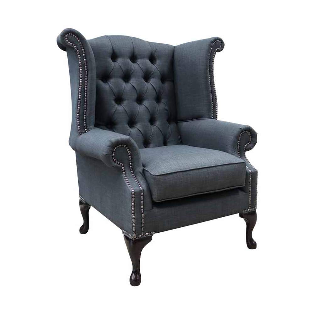 Sötétszürke színű vászonnal kárpitozott Chesterfield fotel. 