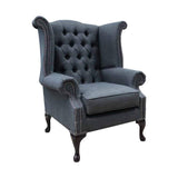 Sötétszürke színű vászonnal kárpitozott Chesterfield fotel. 