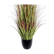 Zöld színű, bordó átmenetes bugákkal rendelkező, mű ciprusi fű, fekete műanyag kaspóban.