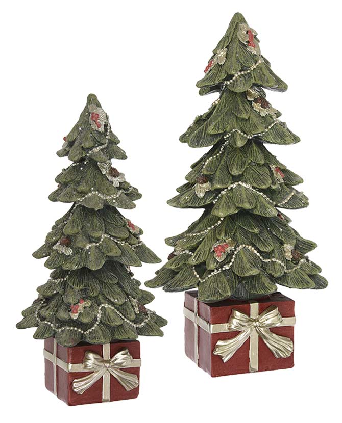 Kétféle méretű, bordószínű, aranyszínű masnival átkötött ajándékdobozon álló, dekorációs karácsonyfa.