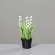 Deres felületű virágokkal és levelekkel kialakított, mű gyöngyvirág, fekete színű műanyag cserépben.