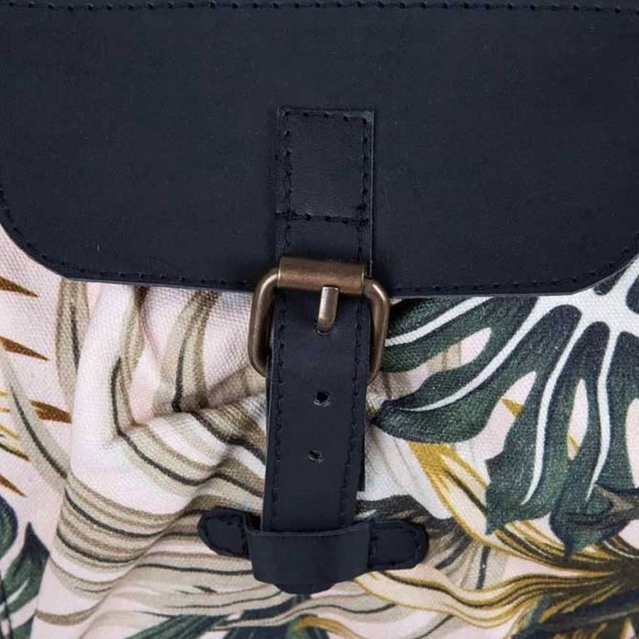 100 % pamutból készült, 47 cm hosszú, egyedi dizájnú, a jelenleg nagyon divatos egzotikus stílusú női edző-sporttáska