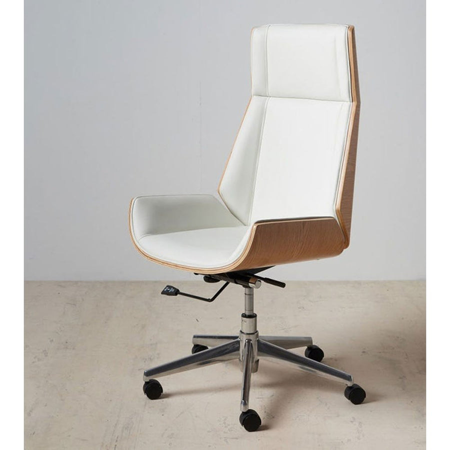 Prémium kategóriás, "modern" illetve "loft" stílusú, állítható magasságú, dió furnéros, fehér műbőr kárpitú, kerekes irodai vezetői forgószék szürke fal előtt