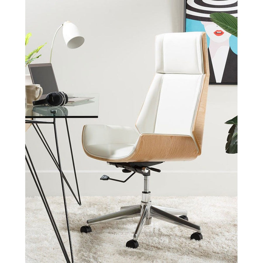 Prémium kategóriás, "modern" illetve "loft" stílusú, állítható magasságú, dió furnéros, fehér műbőr kárpitú, kerekes irodai vezetői forgószék, fehér szőnyegen üveglapos íróasztal előtt