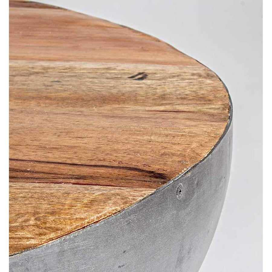 Kortárs stílusú, félgömb alakú, újrahasznosított fémből és fából készült dohányzóasztal.