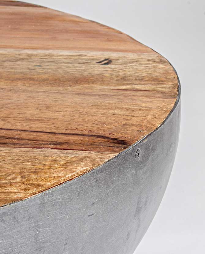 Kortárs stílusú, félgömb alakú, újrahasznosított fémből és fából készült dohányzóasztal.
