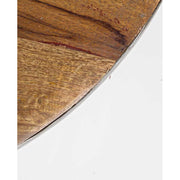 Kortárs stílusú, félgömb alakú, újrahasznosított fémből és fából készült dohányzóasztal asztallapja.