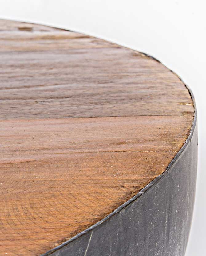 Kortárs stílusú, félgömb alakú, újrahasznosított fémből és fából készült dohányzóasztal asztallapja.