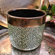 Hangulatos enteriőr fotó: dombormintás zöld Dalia kaspó dekorációs környezetben