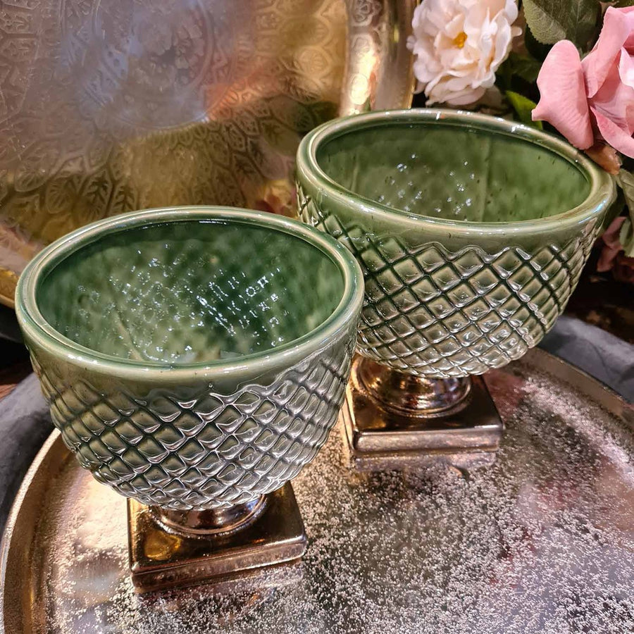 2 féle méretű zöld színű mázas dombormintás kaspó ezüst tálcán