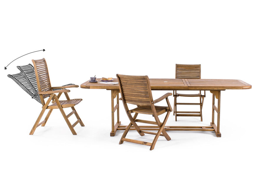 Akácfából készült, dönthető háttámlájú kerti karosszék.