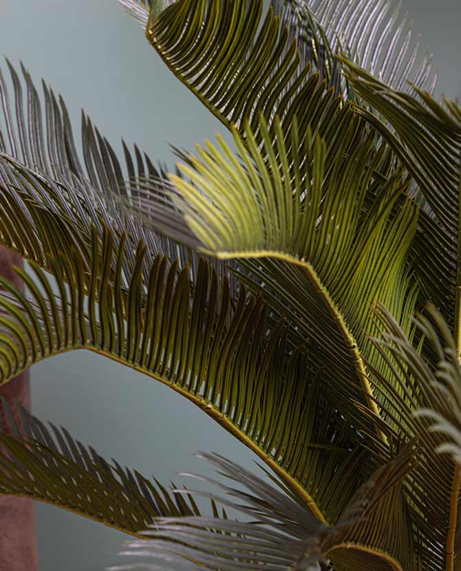 Mesterséges, élethű cikász pálma zöld levelének közeli képe
