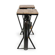 Korabeli versenymotor formájú, fa fedlapos antikolt fekete fém bortartós bárpult elölnézete.