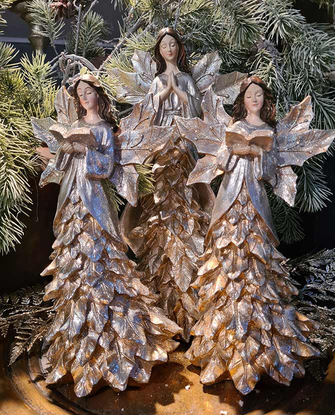 Vintage stílusú, ezüst színű, 27,5 cm magas, karácsonyi erdei angyal figura könyvvel a kezében fenyőágak között 