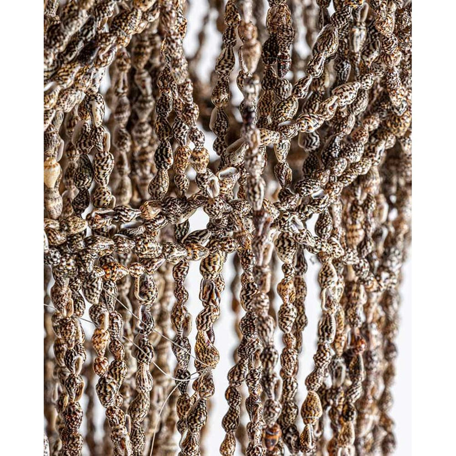 Prémium kategóriás, kortárs illetve törzsi stílusú, apró kagylókból készült exkluzív, 112 cm magas, kézműves függeszték lámpa