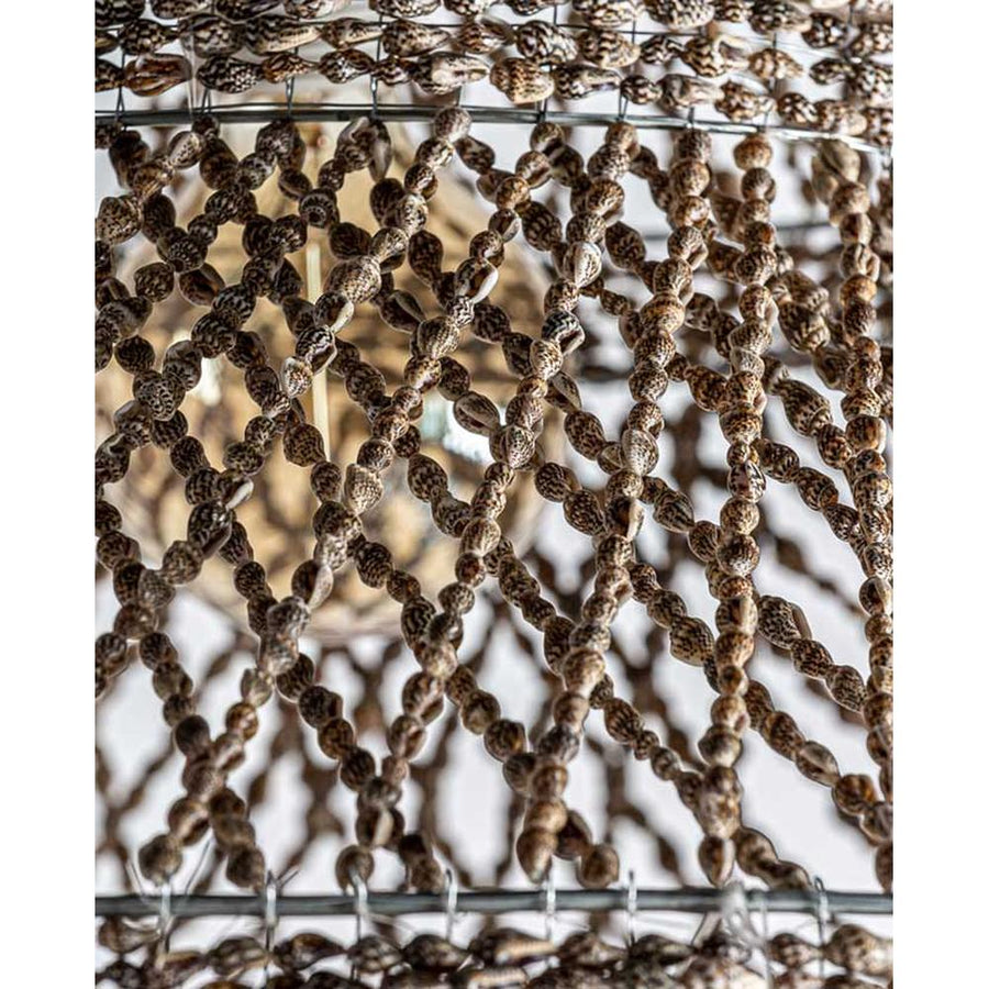 Prémium kategóriás, kortárs illetve törzsi stílusú, apró kagylókból készült exkluzív, 112 cm magas, kézműves függeszték lámpa