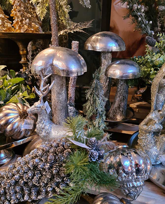 Glamour stílusú, ezüst színű gombák karácsonyi asztalon, ezüst szarvassal és fenyőkkel 