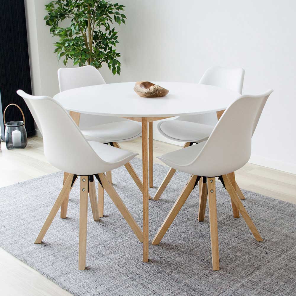 Skandináv stílusú étkező fehér, kerek étkezőasztallal és négy darab kagylóformájú székkel.