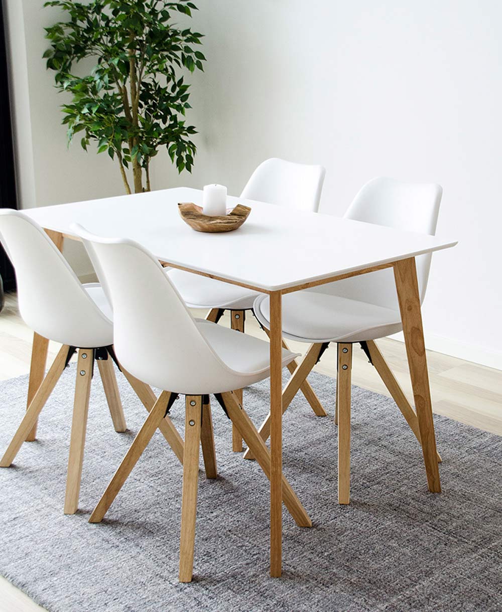 Skandináv stílusú étkező fehér étkezőasztallal és négy darab kagylóformájú székkel.