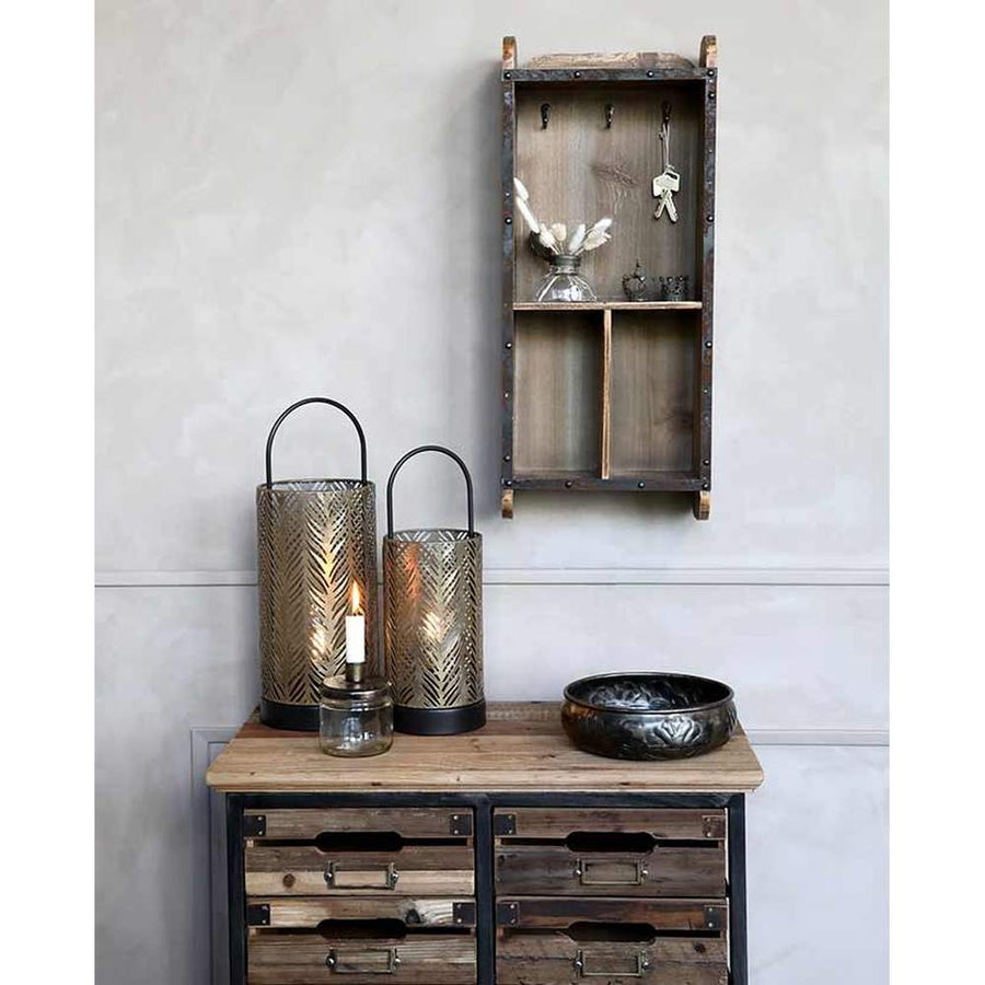 Loft stílusú előtérben, fiókos komód fölött logó falipolc kulcsokkal. 