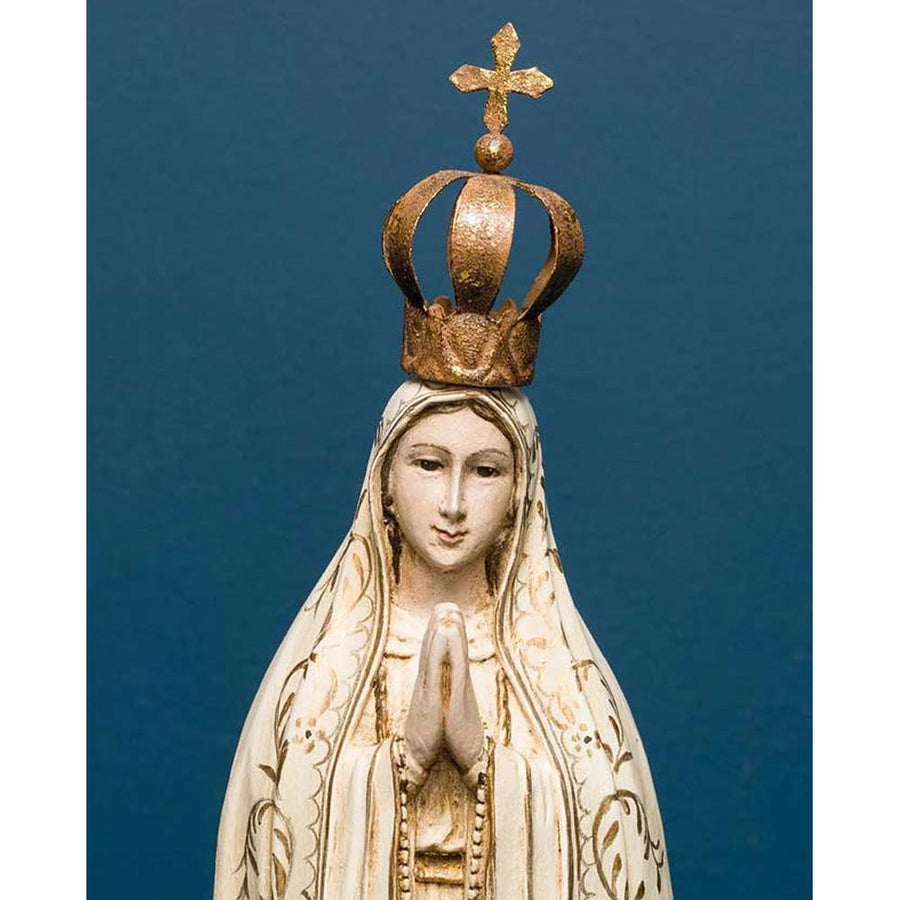 Fátimai Szűzanyát ábrázoló figura.