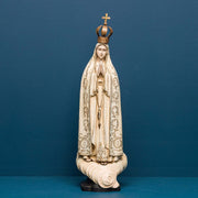 Fátimai Szűzanyát ábrázoló figura.