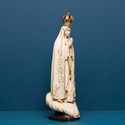 Fátimai Szűzanyát ábrázoló figura.