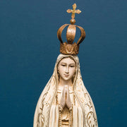 Fátimai Szűzanyát ábrázoló figura.