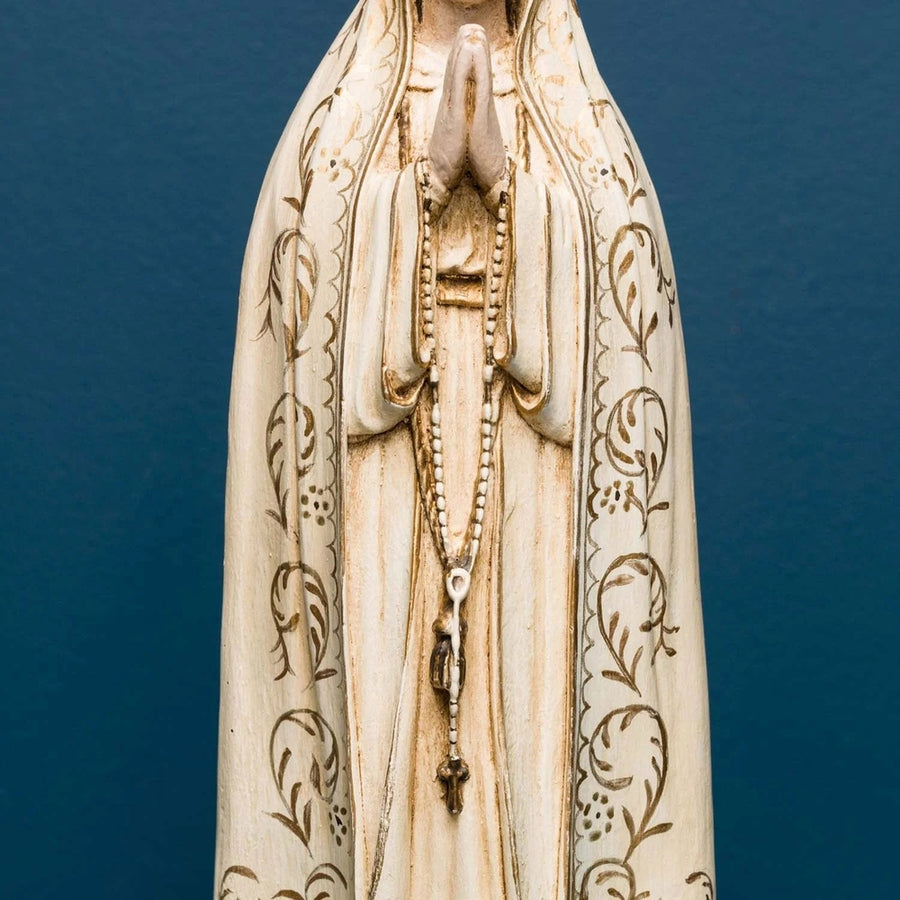 Fátimai Szűzanyát ábrázoló figura.