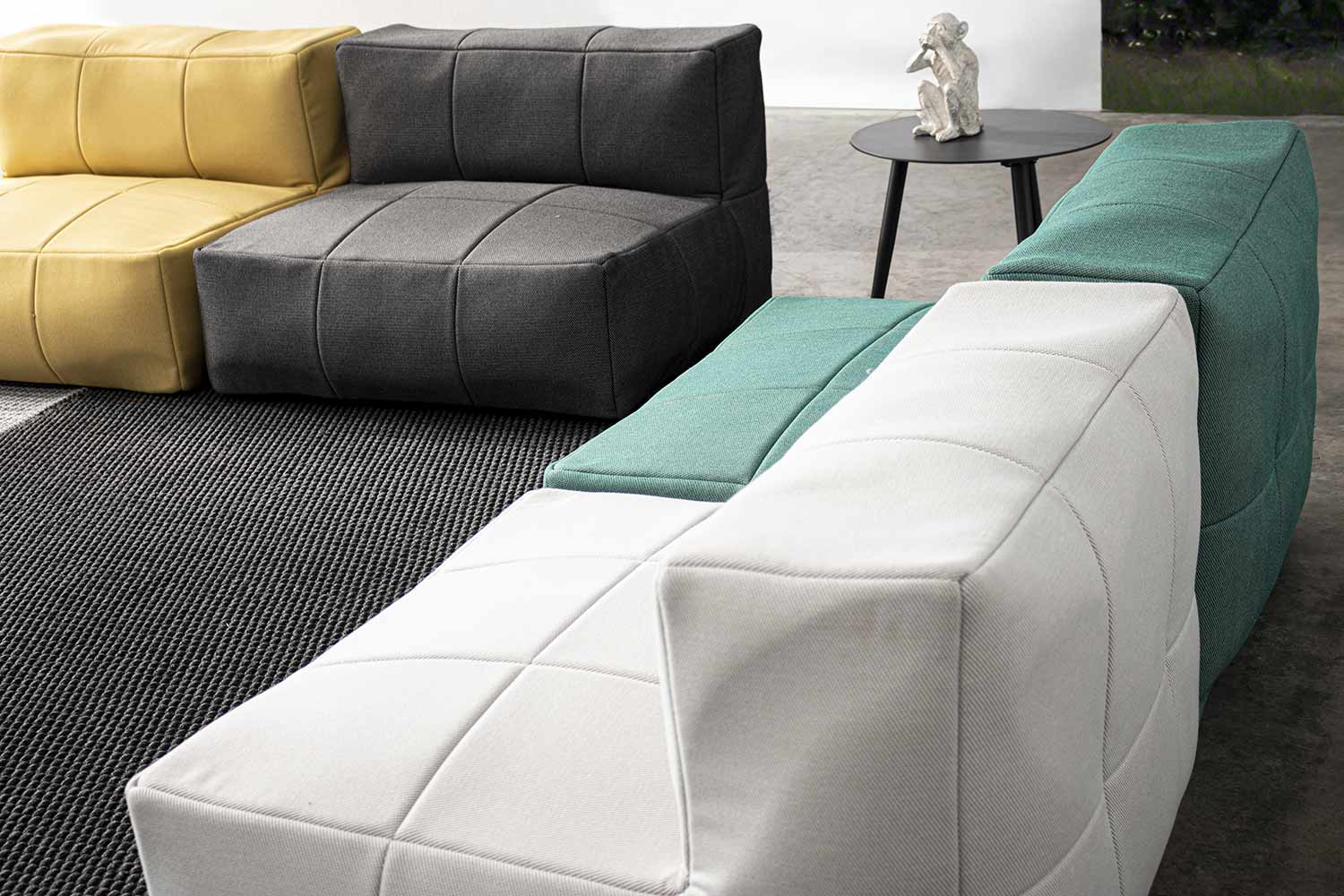 Modern, kortárs stílusú, sárga, fekete, szürke és türkiz színű kerti fotelek.