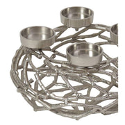 Alumíniumból készült, ezüstszínű adventi gyertyatartó koszorú.