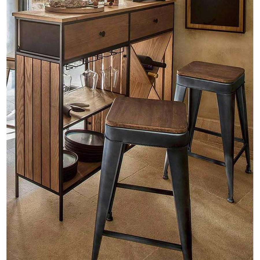 Ipari, loft stílusú, natúr színű fa ülőkével kialakított, fekete színű fém bárszék.