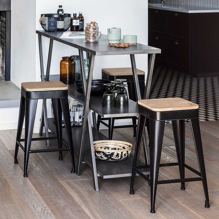 Ipari, loft stílusú, natúr színű fa ülőkével kialakított, fekete színű fém bárszék.