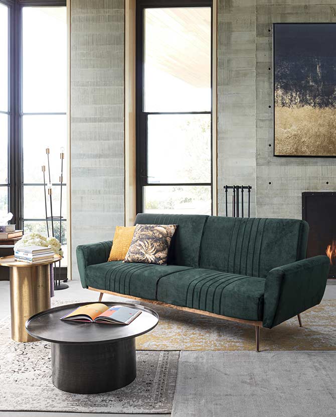 Modern, kortárs stílusú, fekete színű, nikkelezett acélból készült, kör alakú dohányzóasztal, zöld kanapéval modern nappaliban. 