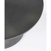 Modern, kortárs stílusú, fekete színű, nikkelezett acélból készült, kör alakú dohányzóasztal.