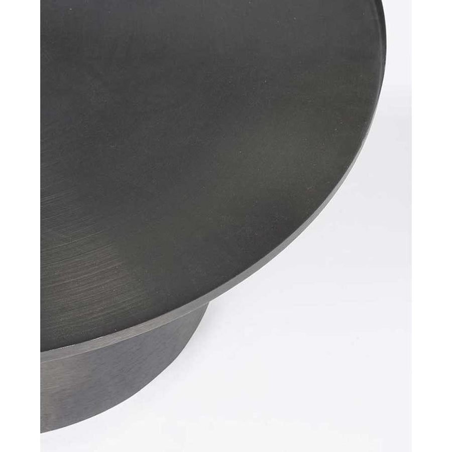 Modern, kortárs stílusú, fekete színű, nikkelezett acélból készült, kör alakú dohányzóasztal.