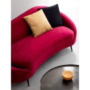 Modern, kortárs stílusú, fekete színű, nikkelezett acélból készült, kör alakú dohányzóasztal, bordó íves kanapéval.