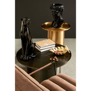 Modern, kortárs stílusú, fekete színű, nikkelezett acélból készült, kör alakú dohányzóasztal, féket színű szobrokkal.