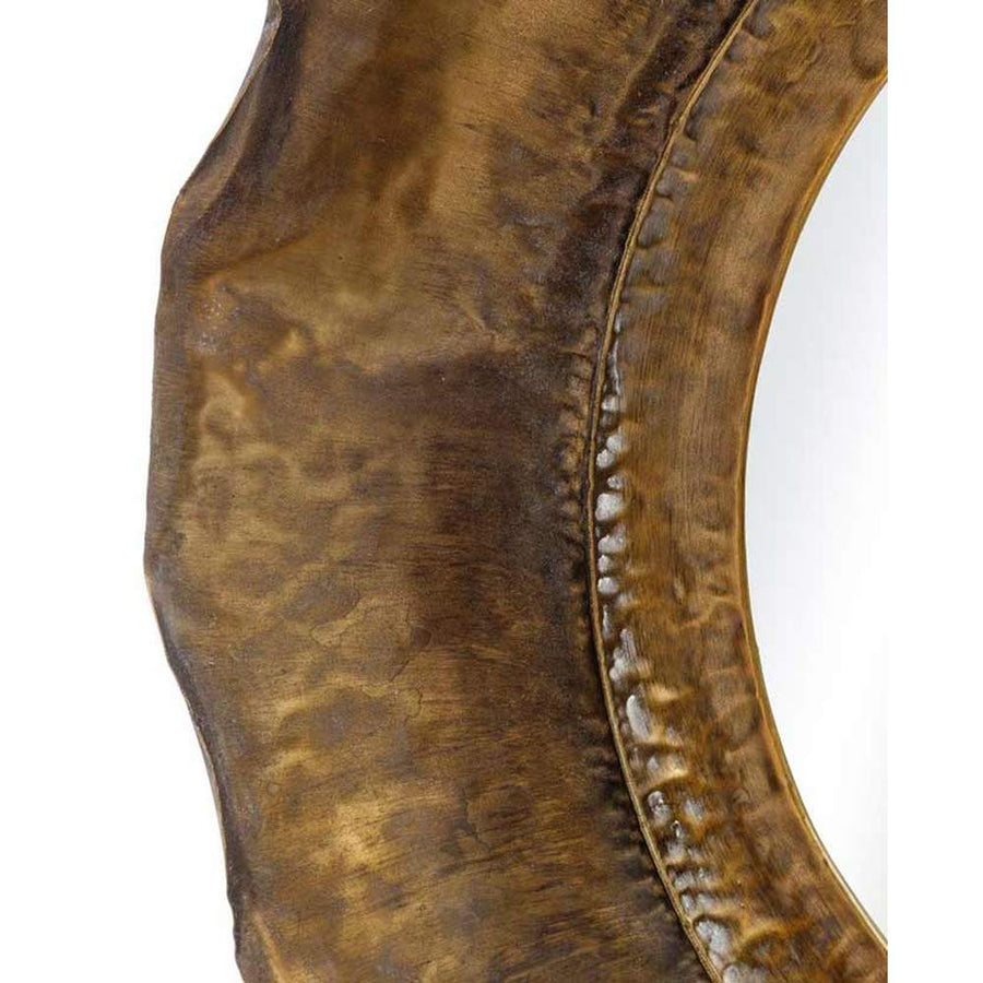 Szecessziós stílusú, antikolt felületű, óarany színű, kör alakú, kézműves fém falitükör közeli képe