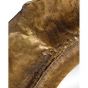 Szecessziós stílusú, antikolt felületű, óarany színű, kör alakú, kézműves fém falitükör közeli képe