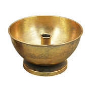 Antikolt felületű, aranyszínű fémből készült, vidéki stílusú gyertyatartó.