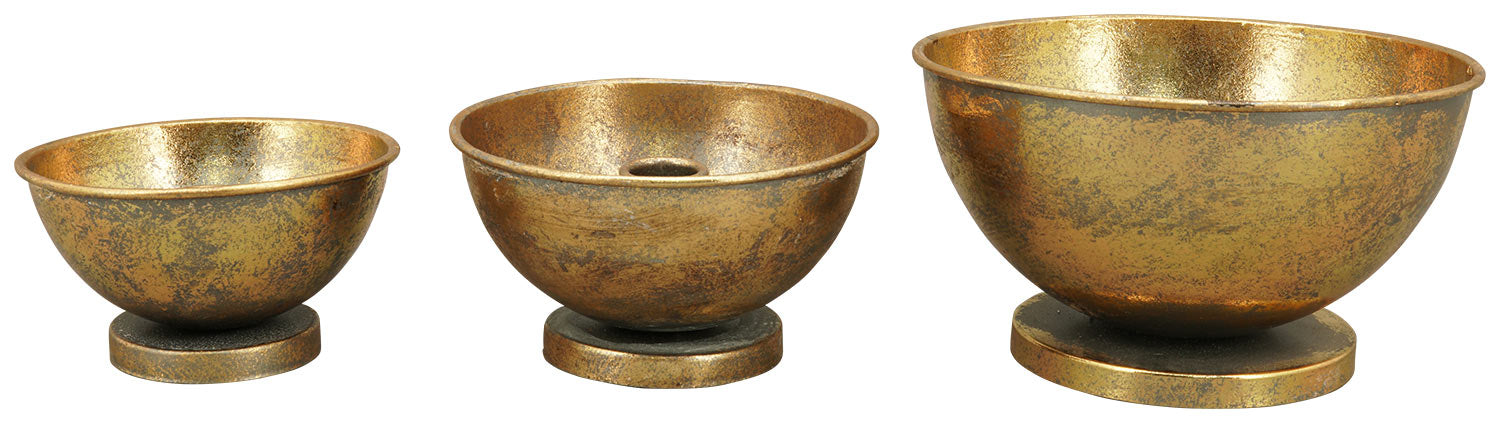 Háromféle méretű, antikolt felületű, aranyszínű fémből készült, vidéki stílusú gyertyatartó.
